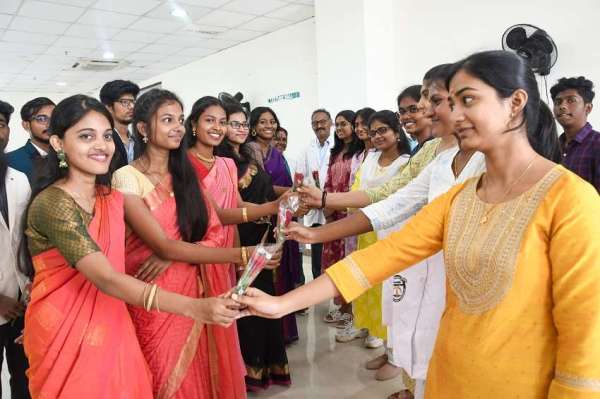 सीनियर विद्यार्थियों ने फूल देकर किया फ्रेशर्स का स्वागत