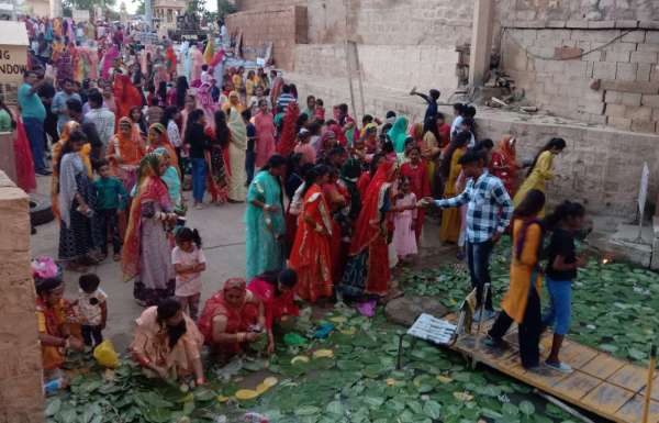 गड़ीसर के पास पहुंची युवतियां व महिलाएं 