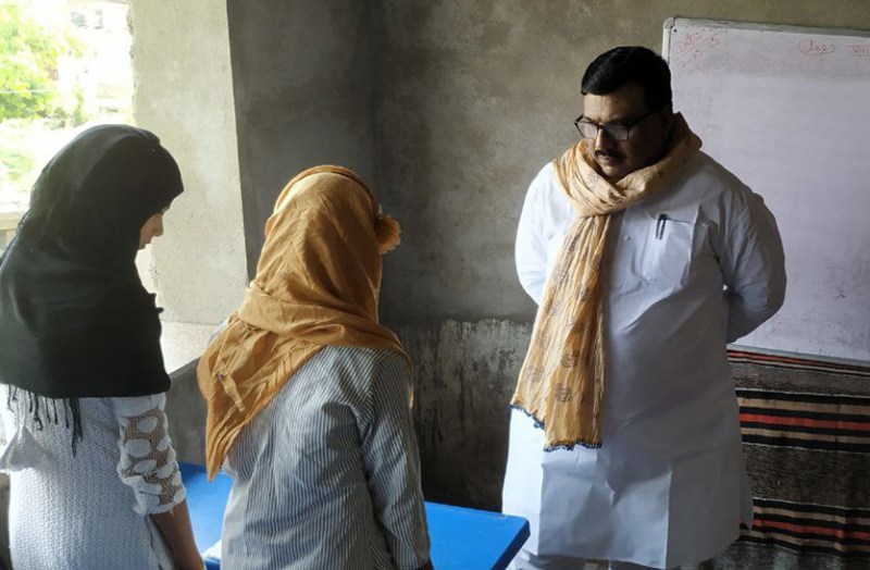 मदरसा बोर्ड के अध्यक्ष ने जांची शिक्षा की गुणवत्ता, नही कर पाए बच्चे जोड, बाकी, गुण व भाग