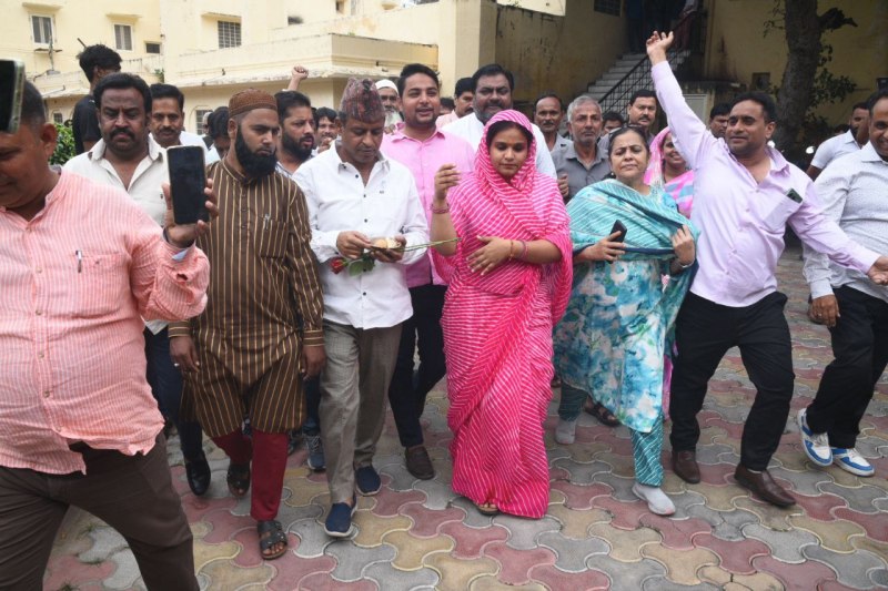 सरकार ने मुनेश को दी राहत, निलंबन लिया वापस