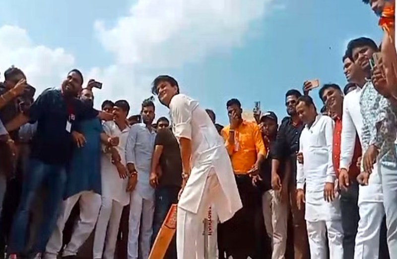 jyotiraditya sindhia play cricket