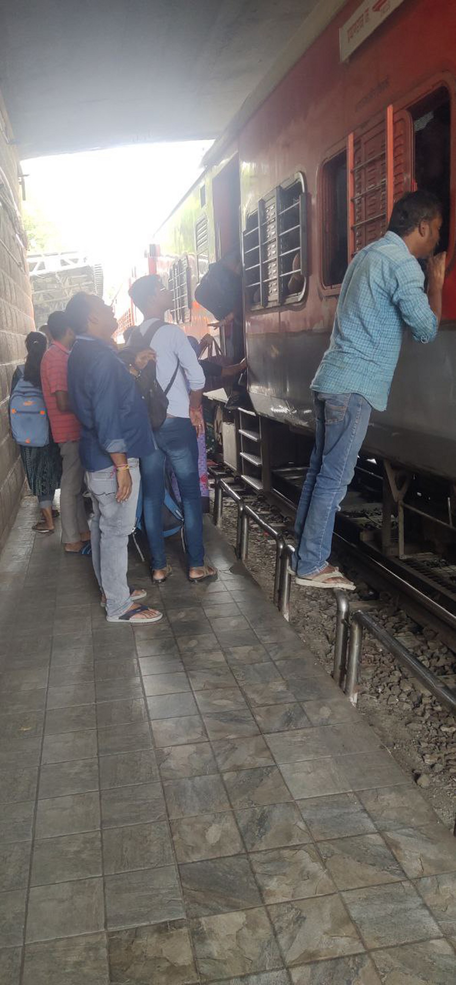 रेलवे की लापरवाही कहीं पड़ न जाए भारी