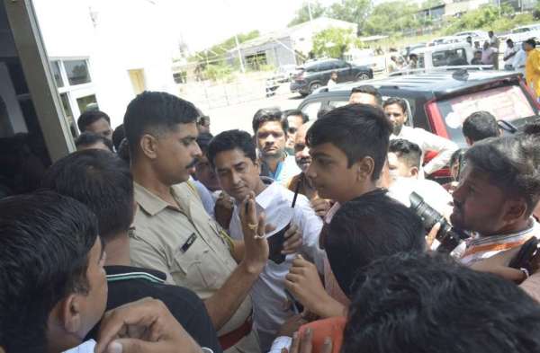 बागेश्वर धाम के धीरेन्द्र शास्त्री के अभिनंदन को उमड़े कोटावासी...देखिए तस्वीरें