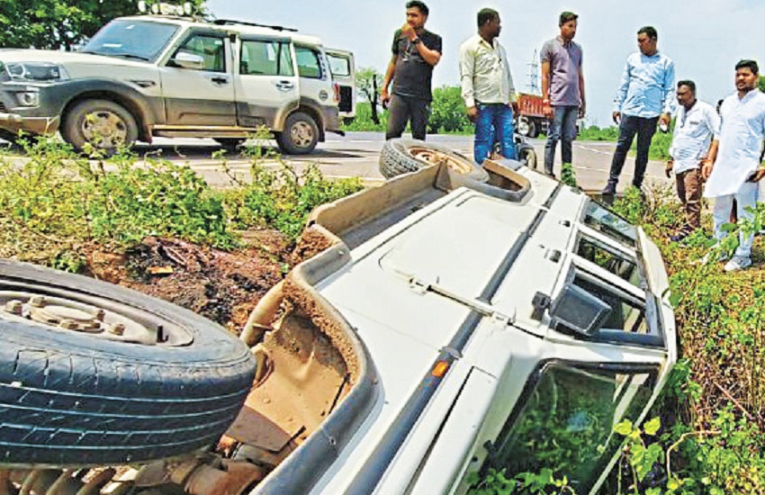 vechicle fiiled with youth congress workers met accident in NH