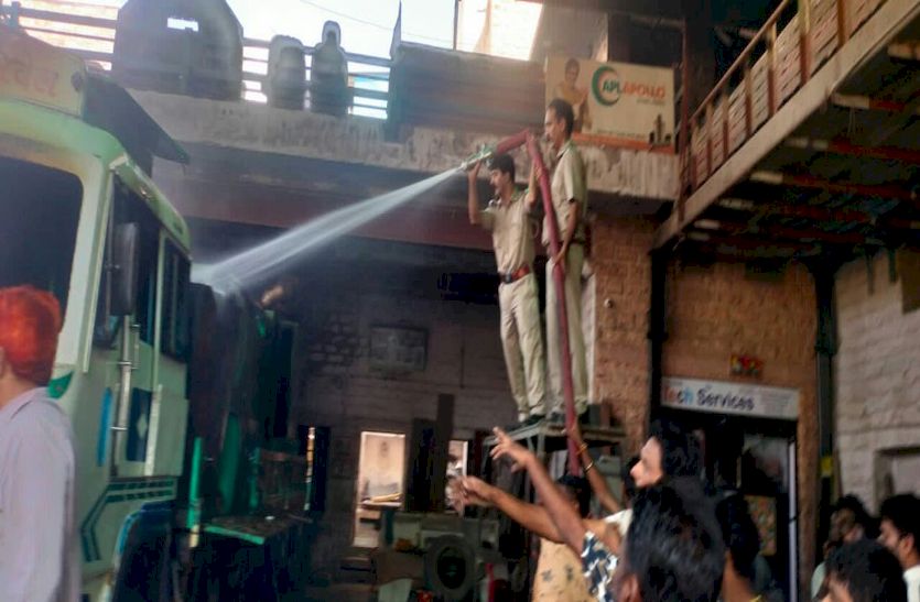 वेल्डिंग की चिंगारी से बोरवेल मशीन के फ्यूल टैंक में आग, दो झुलसे