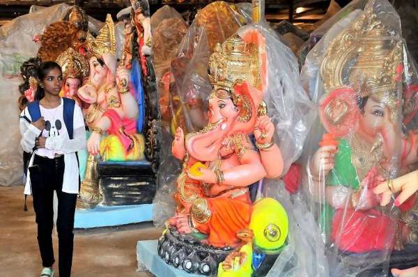 गणेश चतुर्थी : सडक़ों से लेकर शोरूम तक सजीं भगवान गणेश की मूर्तियां