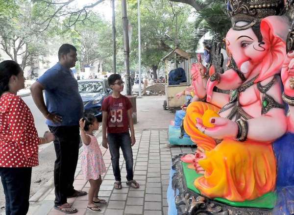 गणेश चतुर्थी : सडक़ों से लेकर शोरूम तक सजीं भगवान गणेश की मूर्तियां