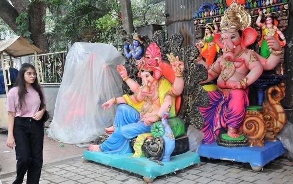 गणेश चतुर्थी : सडक़ों से लेकर शोरूम तक सजीं भगवान गणेश की मूर्तियां