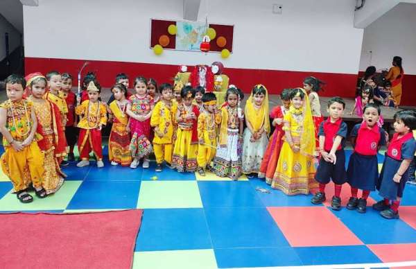 कान्हा और राधा बन बच्चों ने मनाई प्री-जन्माष्टमी