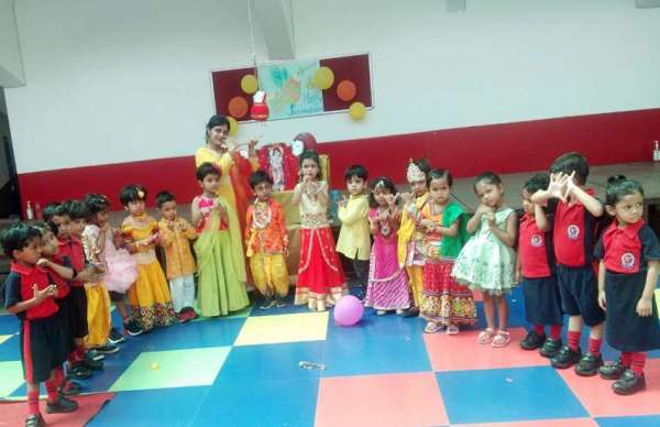 कान्हा और राधा बन बच्चों ने मनाई प्री-जन्माष्टमी