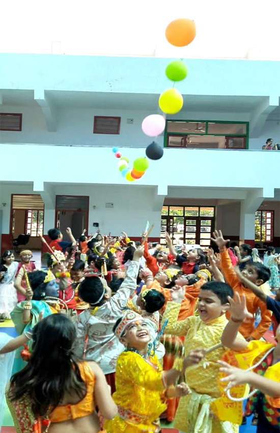 कान्हा और राधा बन बच्चों ने मनाई प्री-जन्माष्टमी