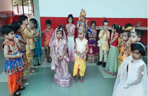 कान्हा और राधा बन बच्चों ने मनाई प्री-जन्माष्टमी