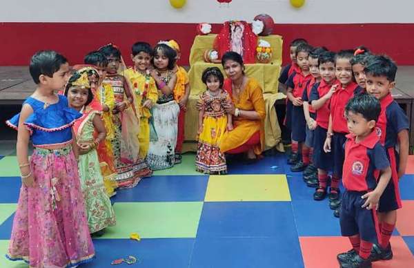 कान्हा और राधा बन बच्चों ने मनाई प्री-जन्माष्टमी