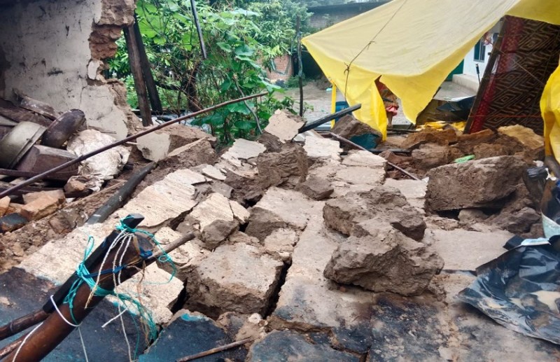 हल्की बारिश में भरभराकर गिर गया मिट्टी का मकान, गिरने से एक की मौत, दो घयाल