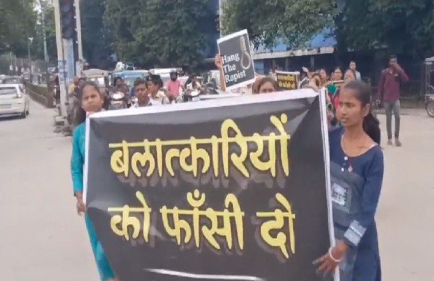 बलात्कारियों को फांसी दो… मंदिर हसौद गैंगरेप मामले में महिलाओं ने रैली निकालकर दरिंदों को सूली पर लटकाने की मांग की
