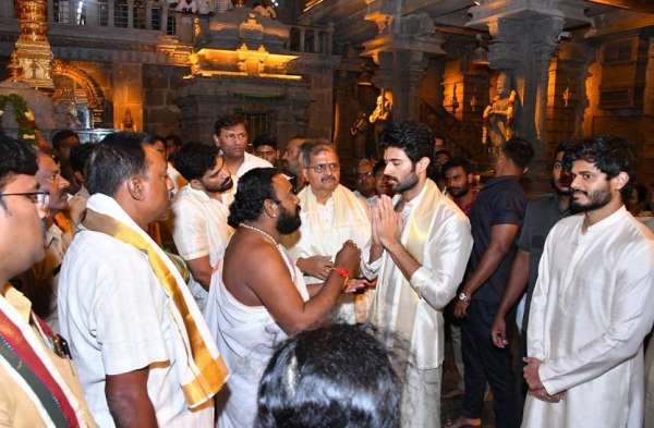 अभिनेता विजय देवरकोंडा ने अपनी फिल्म ‘खुशी’ की अपार सफलता के लिए दर्शकों के प्रति आभार व्यक्त किया। निर्देशक शिवा निर्वाण, निर्माता वाई रविशंकर और नवीन येरनेनी ने को यादाद्री मंदिर की भव्यता बढ़ाने के लिए तेलंगाना सरकार को धन्यवाद दिया।