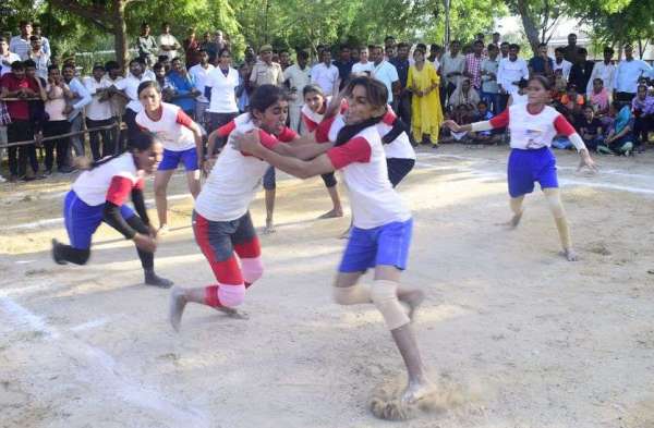 कब्बड़ी को जुनून...दर्शन पेड़ों पर चढऩे को मजबूर