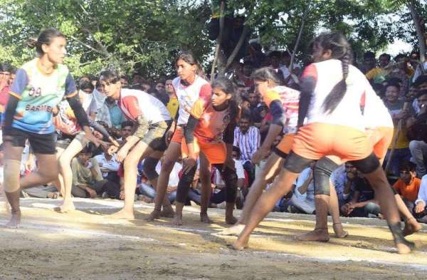 कब्बड़ी का जुनून...दर्शन पेड़ों पर चढऩे को मजबूर