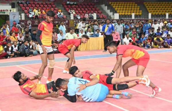  पहले दिन विभिन्न आयु वर्ग के खिलाड़ी ने खो-खो, पिट्ठूल, रस्साकसी, रस्सीकूद, कबड्डी फुगड़ी, संखली जैसे सहित अन्य खेलों में अपनी प्रतिभा दिखाई।