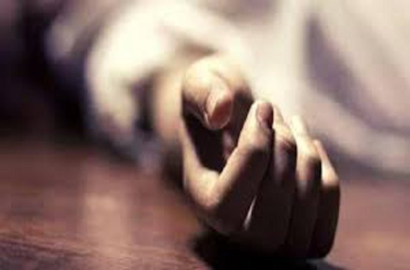 गैरमर्द के साथ पत्नी को देख पति लगाने लगा फांसी तो बेटों ने बचाई जान, कुछ देर बाद बड़े बेटे ने लगा ली फांसी