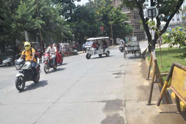 बै मौसम गर्मी से परेशान  