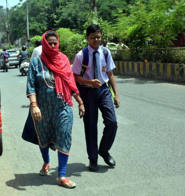 बै मौसम गर्मी से परेशान  