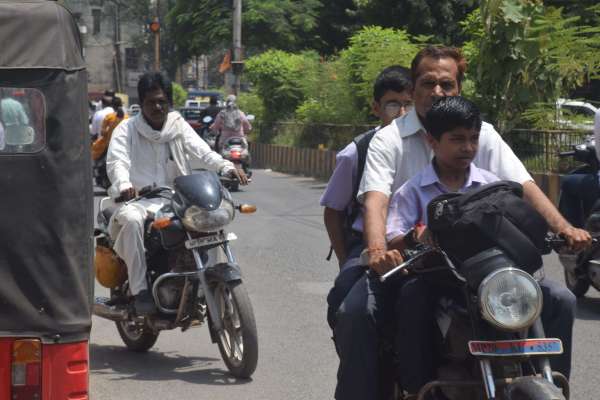 बै मौसम गर्मी से परेशान  