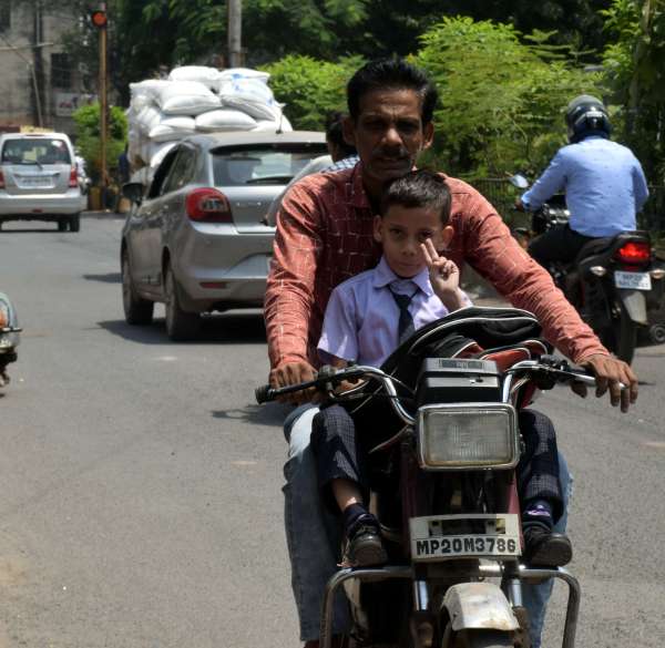 बै मौसम गर्मी से परेशान  