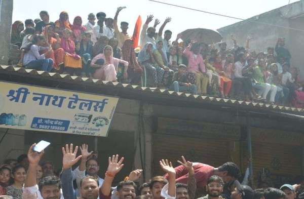 रोड शो में उमड़े लोग, पग-पग पर स्वागत