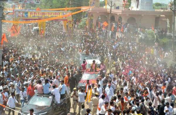 रोड शो में उमड़े लोग, पग-पग पर स्वागत