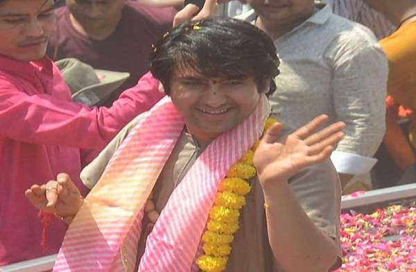 रोड शो में उमड़े लोग, पग-पग पर स्वागत