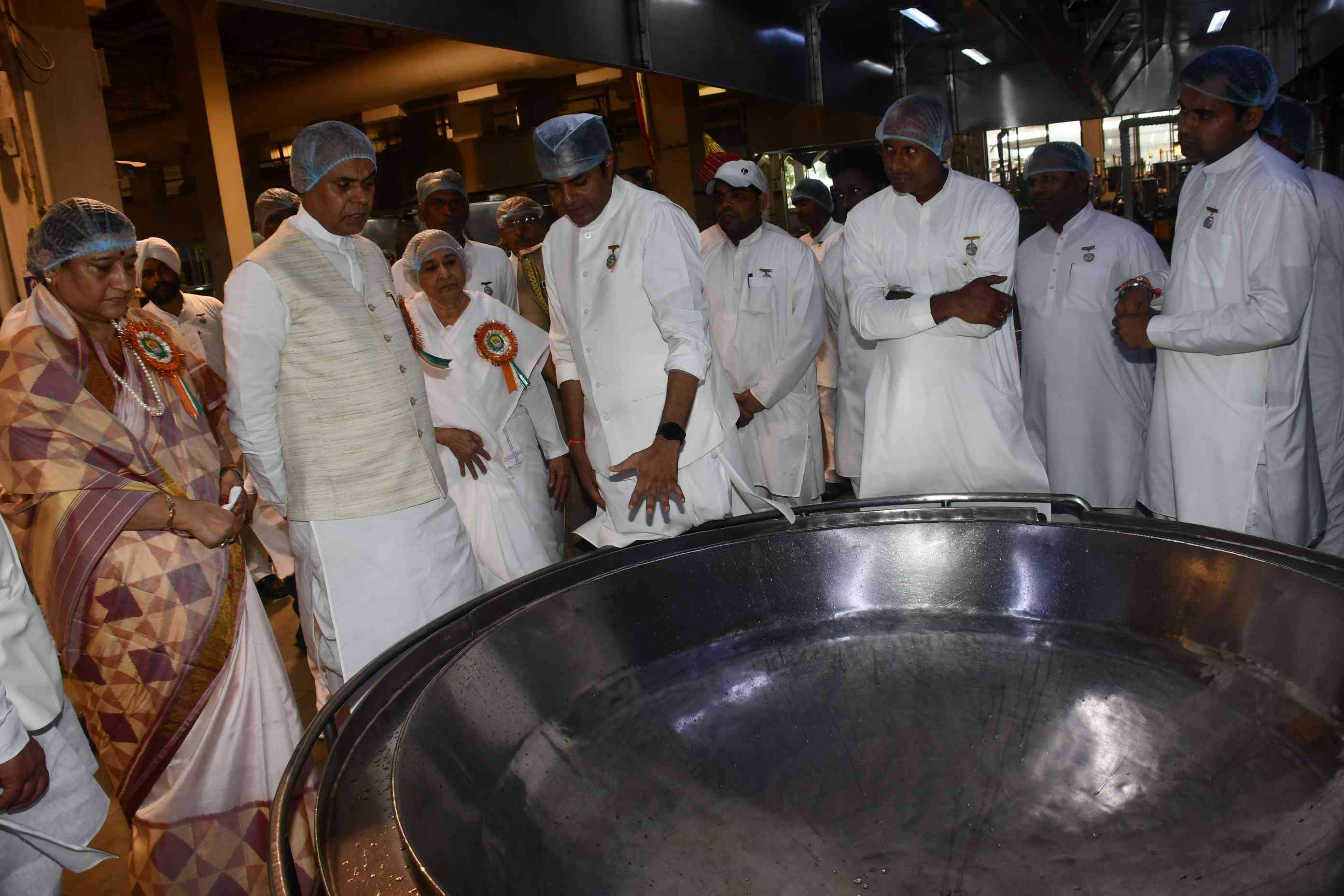 गुजरात के राज्यपाल ने तपोवन में यौगिक खेती के बारे में जाना, सोलर पावर थर्मल प्लांट को सराहा