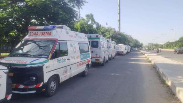 एसएमएस मेडिकल कॉलेज के बाहर कई एम्बुलेंस एक कतार में खड़ी हैं और मरीजों को निजी वाहनों से लाया जा रहा है।