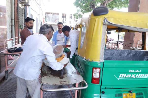सवाईमानसिंह अस्पताल की इमरजेंसी व ट्रॉमा सेंटर में कई मरीज व घायलों को परिजन ई रिक्शा, ऑटो से लेकर आए। इस दौरान मरीजों के परिजन में काफी रोष देखने को मिला।