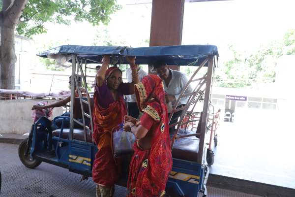 खासतौर पर दुर्घटना में घायल, गर्भवती और प्रसूताओं को भारी परेशानी का सामना करना पड़ रहा है। परिजन उन्हें निजी वाहनों से अस्पताल लेकर जा रहे हैं।