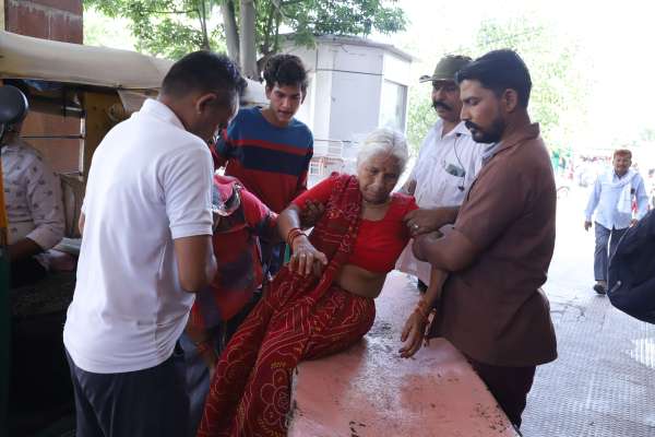 प्रदेश में एंबुलेंस कर्मियों की हड़ताल चल रही है। राजधानी जयपुर में आपातकालीन एंबुलेंस सेवा 108 व 104 के पहिए आज सुबह भी थमे रहने से मरीजों का दर्द बढ़ गया है।