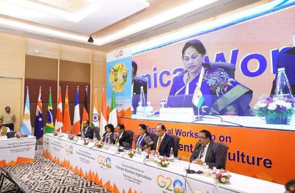 करंदलाजे ने कहा कि भारत में कई जलवायु परिवर्तन पहल शुरू की गई हैं, जिनमें भारतीय कृषि अनुसंधान परिषद (आईसीएआर) द्वारा जलवायु परिवर्तन पर नेटवर्क प्रोजेक्ट (एनपीसीसी) और जलवायु परिवर्तन पर राष्ट्रीय कार्य योजना (एनएपीसीसी) शामिल हैं, जिसमें जलवायु परिवर्तन की बहुआयामी चुनौतियों से निपटने के लिए तैयार किए गए आठ राष्ट्रीय मिशन शामिल हैं।