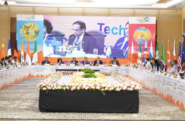 करंदलाजे ने कहा कि कृषि एवं किसान कल्याण मंत्रालय, भारत सरकार, एक राष्ट्रीय कृषि आपदा प्रबंधन योजना अपना रहा है, जबकि आईसीएआर ने राज्य कृषि विश्वविद्यालयों और विभिन्न राज्य विभागों के सहयोग से फसलों, बागवानी और पशुधन क्षेत्र में मौसम की विसंगतियों से निपटने के लिए एमओएएफडब्ल्यू द्वारा संचालित 650 जिलों के लिए कृषि आकस्मिकता योजना (डीएसीपी) तैयार की है।