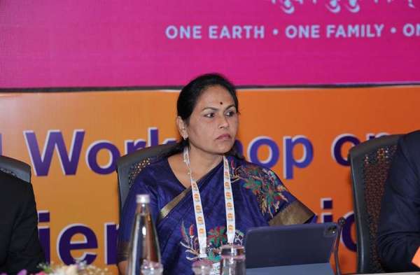 करंदलाजे ने कहा कि भारत में, 151 अत्यधिक जोखिम वाले जिलों के 446 गांवों में किसानों के खेतों पर जलवायु-लोचदार प्रथाओं का प्रदर्शन किया जा रहा है। ग्राम जलवायु जोखिम प्रबंधन समिति और छोटे कृषि मशीनीकरण के लिए कस्टम हायरिंग सेंटर जैसे ग्राम-स्तरीय संस्थान इन लचीली प्रथाओं को अपनाने में मदद कर रहे हैं। इन प्रौद्योगिकियों को बढ़ाने के लिए कई सरकारी योजनाएं चल रही हैं।