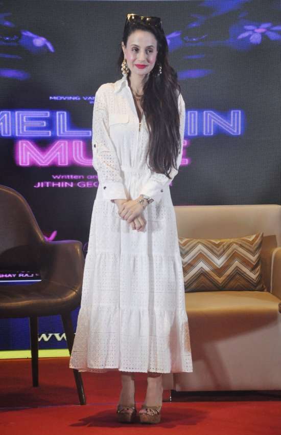 एक्ट्रेस अमीषा पटेल पहुंची राजधानी