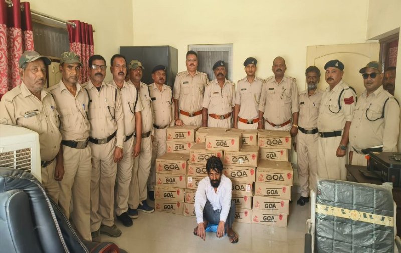 अवैध अंग्रेजी शराब का बड़ा कारोबारी गिरफ्तार, बेटा फरार, छापेमारी में मिली मध्यप्रदेश की 387 लीटर शराब