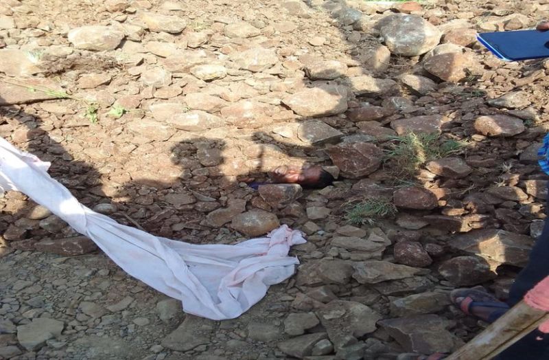 मजदूर शौच करने गया था इसी दौरान एक डंपर ने उसके ऊपर मूरम डाल दी