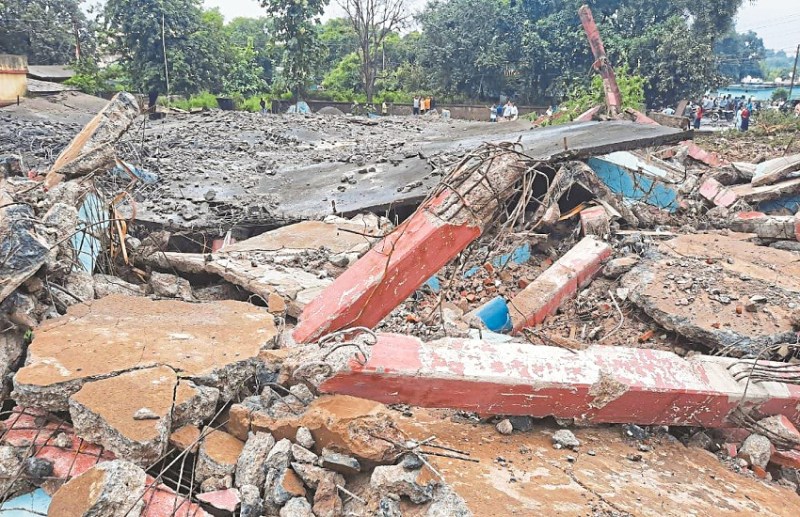 टल गई बड़ी अनहोनी.... 50 साल पुरानी पानी की 2 टंकियां अचानक ढहीं , खतरे में थी लोगों की जान, 3000 घरों में नहीं पहुंचेगा पानी