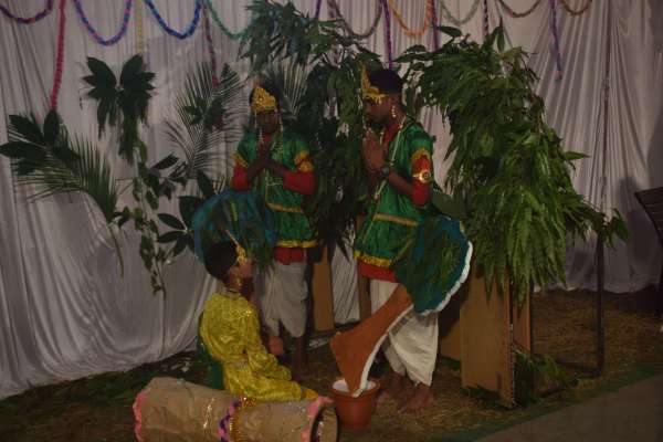 छात्रो ने बनायी झॉकी   