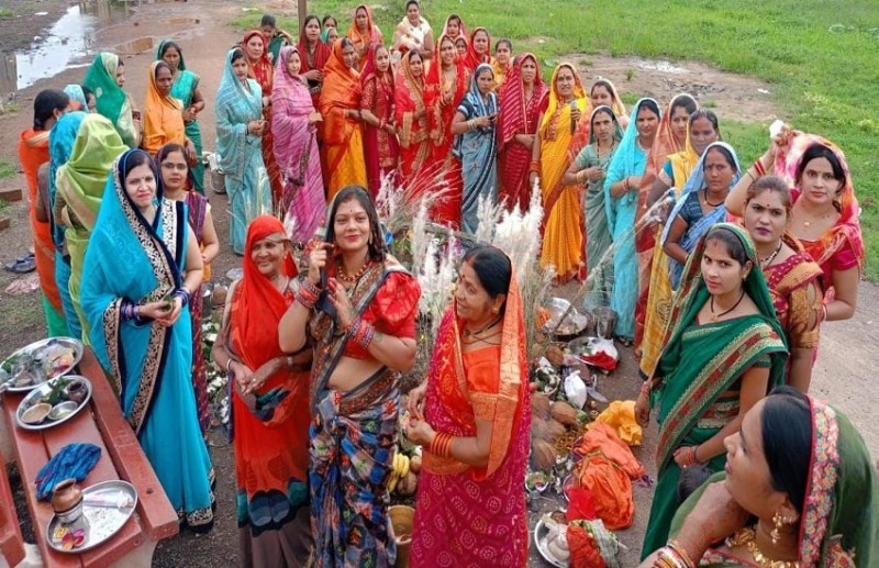 KhamarchhathPuja : बेटे की पीठ पर पड़ी ममता की थाप, बच्चों की लंबी उम्र के लिए माताओं ने रखा उपवास