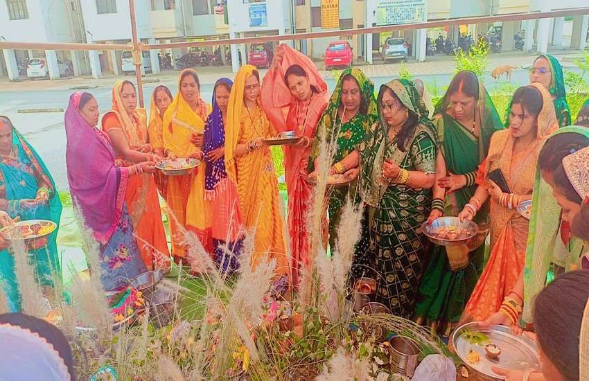 KhamarchhathPuja : बेटे की पीठ पर पड़ी ममता की थाप, बच्चों की लंबी उम्र के लिए माताओं ने रखा उपवास