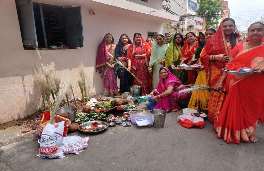 KhamarchhathPuja : बेटे की पीठ पर पड़ी ममता की थाप, बच्चों की लंबी उम्र के लिए माताओं ने रखा उपवास