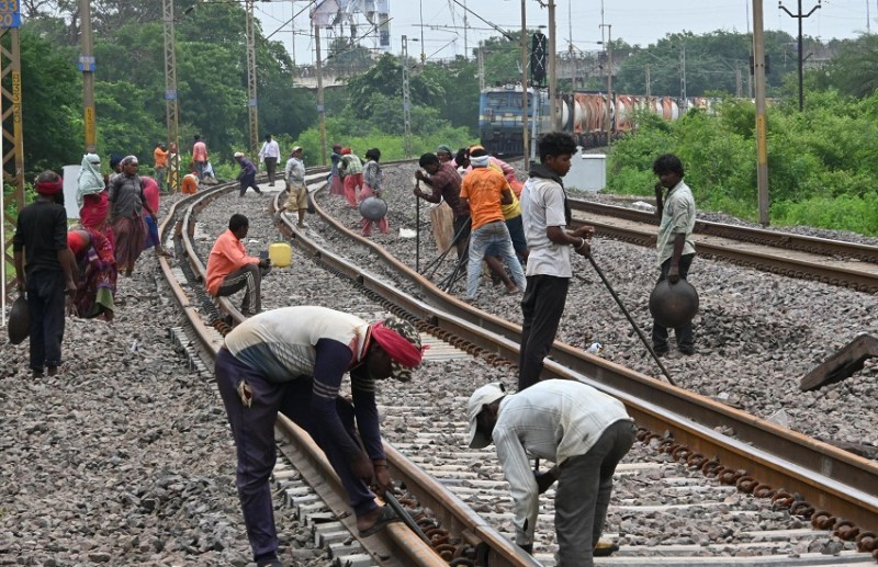 Train Cancelled : कम नहीं हो रही यात्रियों की समस्याएं, फिर रद्द हुईं 22 ट्रेनें, इधर कांग्रेस ने कहा- साजिश रच रही है मोदी सरकार