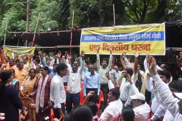 रांची. रांची में मंगलवार को शिक्षक दिवस के मौके पर टीईटी उत्तीर्ण सहायक शिक्षकों ने प्रदर्शन किया। सहायक शिक्षकों ने लंबित वेतन और स्थायी नौकरी की मांग को लेकर यह प्रदर्शन किया। इस मौके पर राज्यभर से आए सहायकों ने प्रदर्शन में हिस्सा लिया और राज्य सरकार के खिलाफ जमकर नारेबाजी की। रांची में गवर्नर हाउस के सामने धरने के दौरान सहायक शिक्षकों ने भिक्षा भी मांगी।