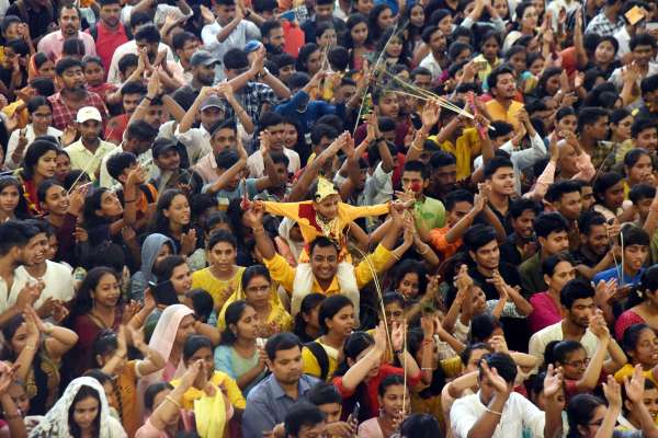 घरों और मंदिरों में लड्डू गोपाल जी से लेकर भगवान श्रीकृष्ण के सभी स्वरूपों को पंचामृत (दूध, दही, शहद, शर्करा और घी) से भगवान का अभिषेक किया।